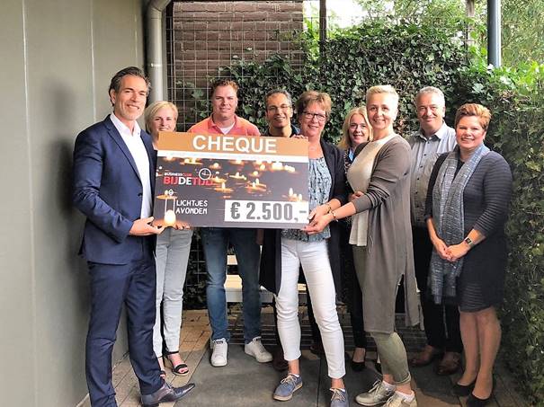 Cheque uitgereikt door Businessclub Bij de Tijd aa...